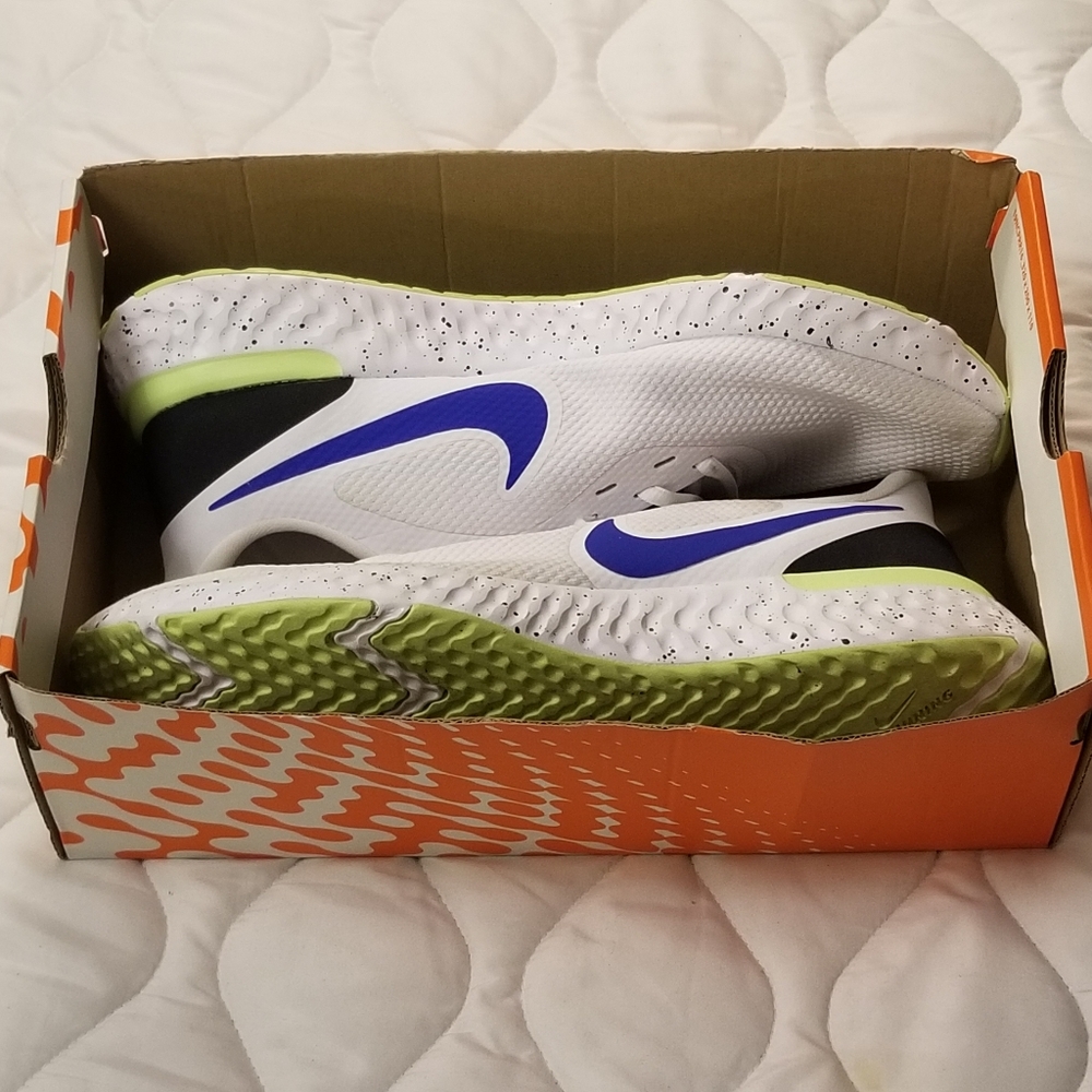 White Nike's men's athletic smodel CW5846 - 100 size 11